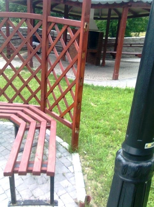 Wandale zdarli dach altany  na nadkaczawskim bulwarze